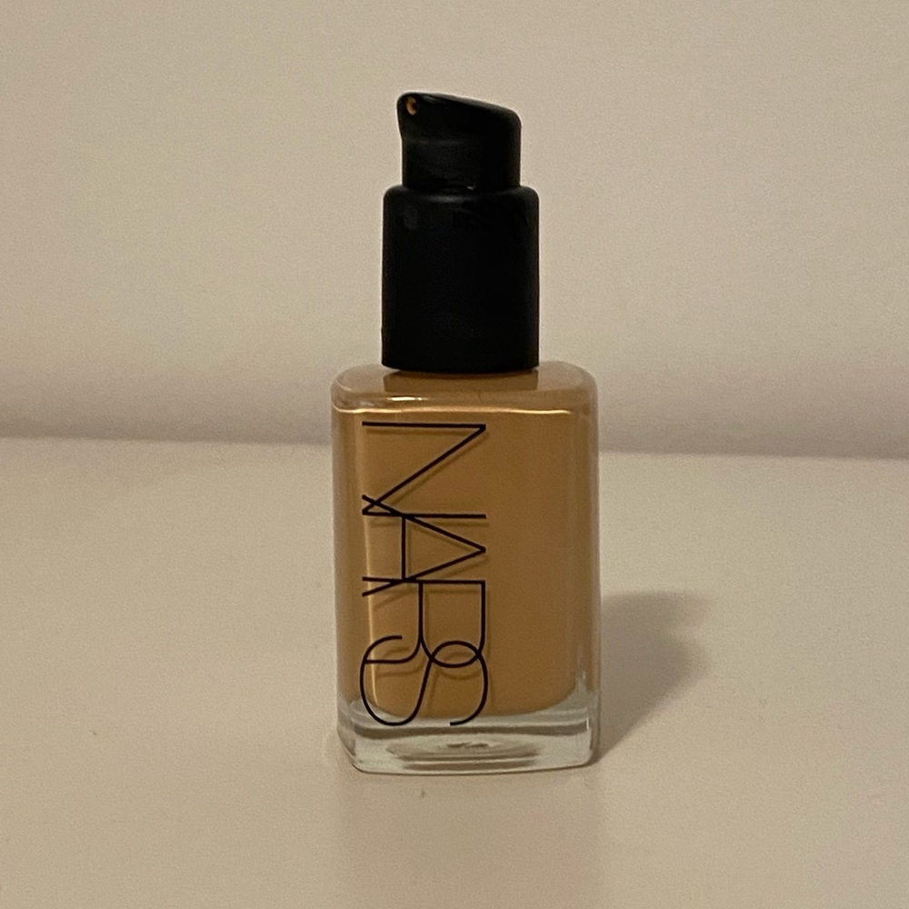 Nars Sheer Glow Foundation colour Messine.